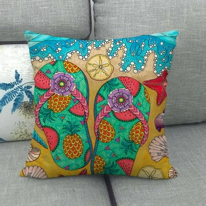 Vue détaillée d'une housse de coussin carrée avec motif de plage tropicale