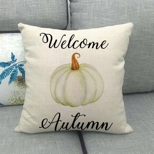 Détail de la taie en lin avec imprimé citrouille Welcome Autumn et texture du tissu