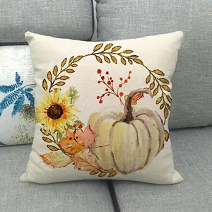 Détail de la housse de coussin en lin avec motif citrouille, tournesol et couronne dorée