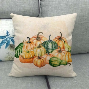 Détail de la taie d'oreiller en lin Happy Fall avec motif citrouille sur un canapé