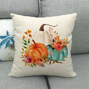 Détail de la taie d'oreiller en lin avec imprimé citrouille et couronne florale d'automne