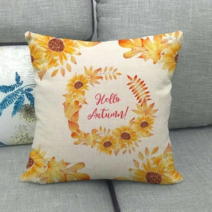 Dettaglio della federa autunnale in lino con testo Hello Autumn e corona di girasoli