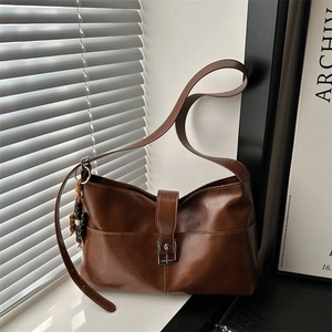 Grande borsa tote vintage in ecopelle marrone con fibbia argentata e ciondolo di perline donna