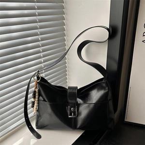 Borsa tote minimalista in pelle opaca nera con fibbia metallica e perline vintage