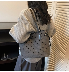 Vue détaillée du sac cabas en laine grise avec pois noirs et broderie de nœuds