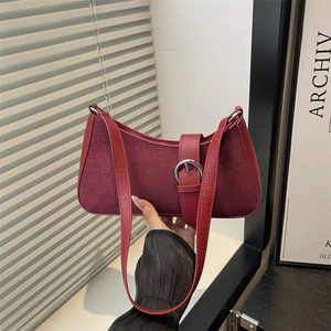 Sac sous le bras bordeaux élégant en suédine avec boucle argentée et détails en cuir
