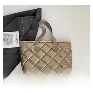 Nahaufnahme der champagner-goldenen Stepp-Tote Bag mit wattierter Textur und Nylon