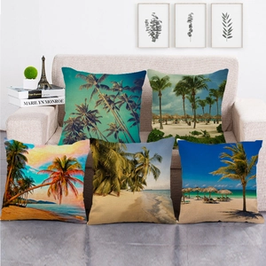 Juego de 5 fundas de cojín de lino con motivos de playa tropical y palmeras en un sofá