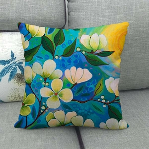 Federa per cuscino in lino con fiori ad acquerello artistici su un divano grigio