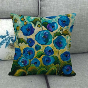 Dettaglio del motivo floreale astratto a olio blu sulla federa decorativa in lino