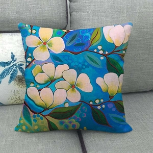 Fodera per cuscino in lino con fiori acquerello su fondo blu e divano grigio casa