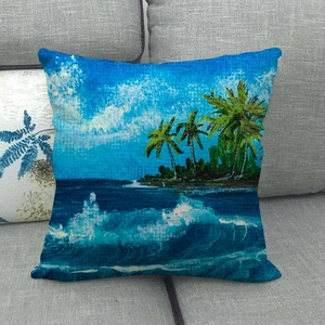 Funda de cojín de lino decorativa con paisaje tropical en un sofá gris suave