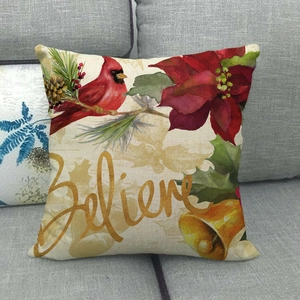 Détail de la taie d'oreiller en lin de Noël avec cardinal, poinsettia et texte Believe
