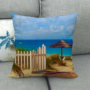 Detalle de funda de cojín de lino con paisaje de playa en sofá y estampado de alta gama