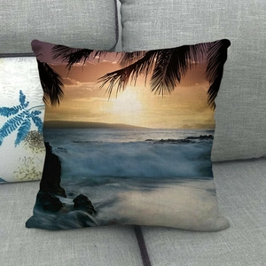 Detalle de la funda de cojín de lino decorativa con estampado de playa al atardecer