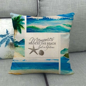 Detalle de la funda de cojín de lino con tema de playa y texto costero impreso