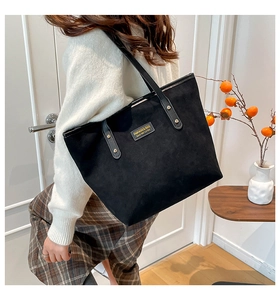 Modelo con bolso tote grande negro mate ideal para estilo casual y de oficina