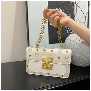 Détail du sac bicolore avec imprimé ours et grand fermoir rectangulaire doré