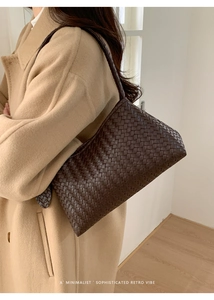 Détail d'un sac à bandoulière en cuir tressé marron foncé porté par un mannequin