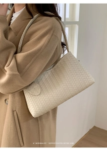 Sac à main tissé blanc crème minimaliste avec manteau camel pour un style rétro