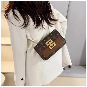 Détail du sac à bandoulière avec motif ours et fermoir en métal doré double G chic