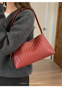 Détail du sac sous le bras en cuir tressé rouge brique avec artisanat intrecciato