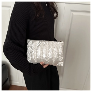 Detailansicht der silbernen Metallic-Cloud-Clutch mit Steppmuster und Faltenoptik