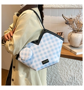 Détail du sac cabas à carreaux bleu et blanc avec étiquette mode et petit porte-monnaie