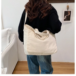 Detailansicht der cremefarbenen Cord-Einkaufstasche mit breitem Schultergurt und Tasche