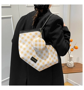 Détail du sac cabas à damier jaune avec petit porte-monnaie et bandoulières noires
