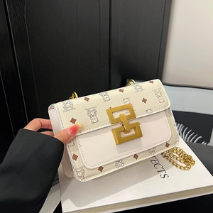 Petit sac blanc à motif d'ours, losanges gaufrés et bandoulière en chaîne dorée chic