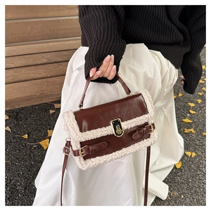 Détails de bordure en fausse fourrure et fermoir doré sur sac à bandoulière en cuir
