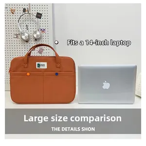 Détail d'une sacoche marron pour ordinateur 14 pouces avec poches à boutons colorés