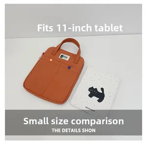 Détail de la petite pochette orange pour tablette 11 pouces avec poignées et poches