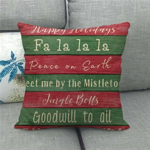 Detail eines Weihnachts-Kopfkissenbezugs mit roten und grünen Streifen auf einem Sofa