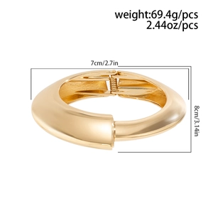 Bracciale quadrato irregolare dorato lucido con dettagli su dimensioni e peso