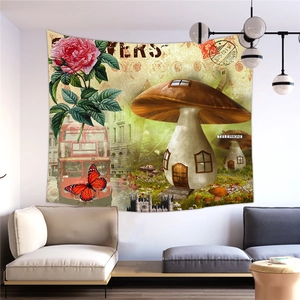 Dettaglio dell'arazzo vintage con funghi e fiori appeso in un soggiorno moderno