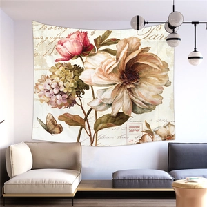 Dettaglio dell'arazzo floreale vintage francese con fiori rosa e farfalla su una parete