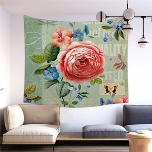 Arazzo vintage con rose e farfalle appeso sopra un divano in un interno moderno