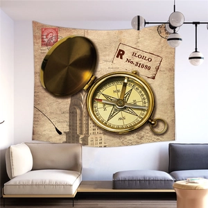 Dettaglio arazzo mappa del mondo vintage con bussola dorata e timbri postali sulla parete