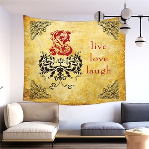 Dettaglio arazzo vintage con testo live love laugh in un soggiorno moderno di design