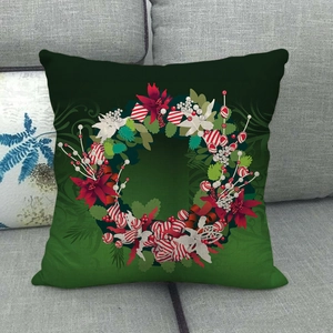 Vue détaillée de la housse de coussin de Noël en lin vert foncé avec couronne fleurie