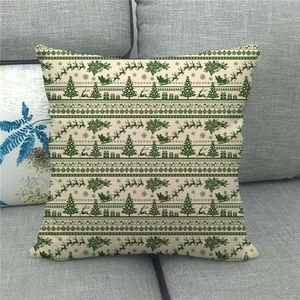 Detailaufnahme von Weihnachtskissenbezug aus Leinen mit Rentier-Motiv auf Sofa