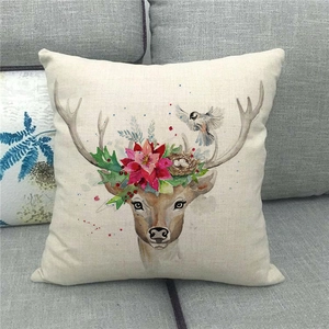 Detail der Leinen-Kissenhülle mit Aquarell-Rentier, Blumen und Vögeln auf grauem Sofa