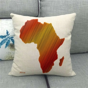 Artistieke linnen kussensloop met Afrika-kaart en gekleurde strepen op de bank