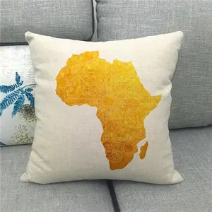 Detail van linnen kussensloop met gele Afrika kaart en mandala patroon versiering