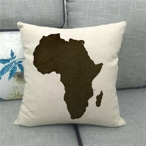 Linnen kussenhoes met Afrikaanse kaartprint op een grijze bank in een huiselijke setting