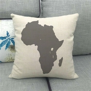 Linnen kussensloop met Afrikaanse kaart op een rustieke textuur van de stof