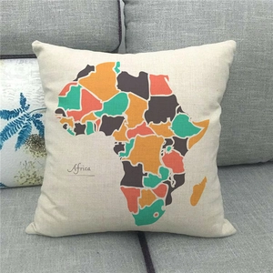 Detail van de linnen kussensloop met Afrika-kaart op een grijze stoffen bank