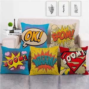 Σετ 5 λινά καλύμματα μαξιλαριών pop art με σχέδια κόμικς boom και wham σε καναπέ